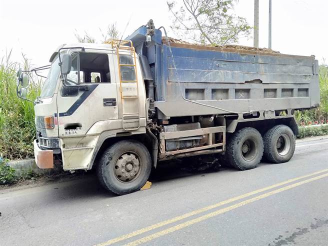 陈姓男子骑乘大型重型机车与砂石车相撞，机车卡在车底下，陈男当场死亡。（民眾提供／陈淑娥台中传真）
