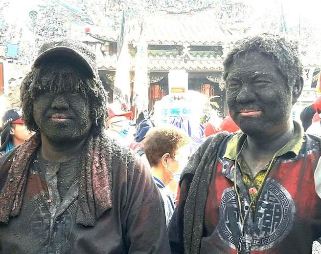 云林县北港朝天宫每年农历3月19日举办遶境祈福活动，2日活动圆满完成，网路热议轿班轿夫变「炮灰人」照片。（柯中元提供）中央社记者姜宜菁传真