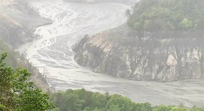 德基水库水位略为上升，冀望周三锋面带来丰沛雨量。（民眾提供／陈淑娥台中传真）