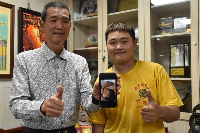 云林县北港朝天宫遶境祈福活动2日圆满完成，网路热议轿班轿夫变「炮灰人」照片，媒体3日找到其中一人许韦鑫（右），他分享与妈祖结缘的故事，并表示扛轿10多年甘愿当「炮灰人」。中央社记者姜宜菁摄110年5月3日