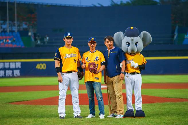 做公益挺棒球！樱花建设总经理陈世英日前联手恰恰彭政闵，在洲际棒球场开出漂亮好球。（樱花提供／卢金足台中传真）