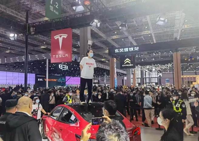 在经歷一连串安全事故与车主维权闹剧后，特斯拉终于改变作风，开始扩大政府公关团队，加强与大陆官方监管机构的接触。图为日前喧腾一时的上海车展车主维权事件。（图／微博）