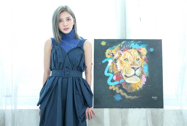 蔡黄汝藉由作画纾缓情绪。（粘耿豪摄）