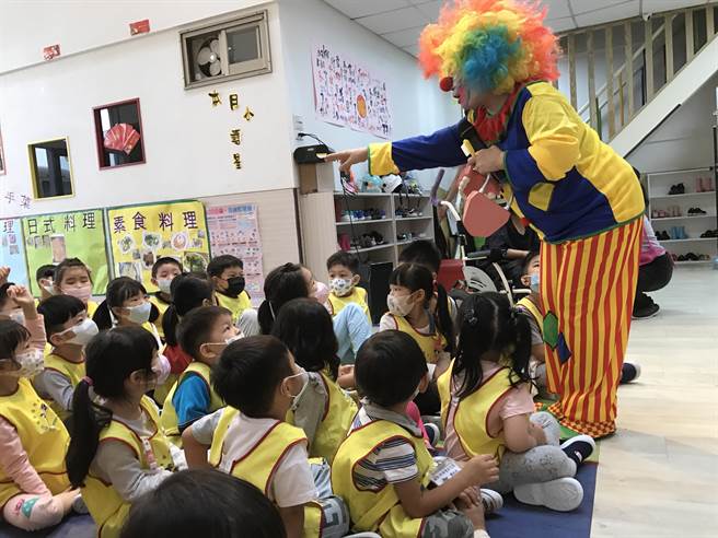 八里爱心教养院三重日托中心与威妮斯特堡幼儿园共融学习如何正确爱牙牙。（社会局提供）