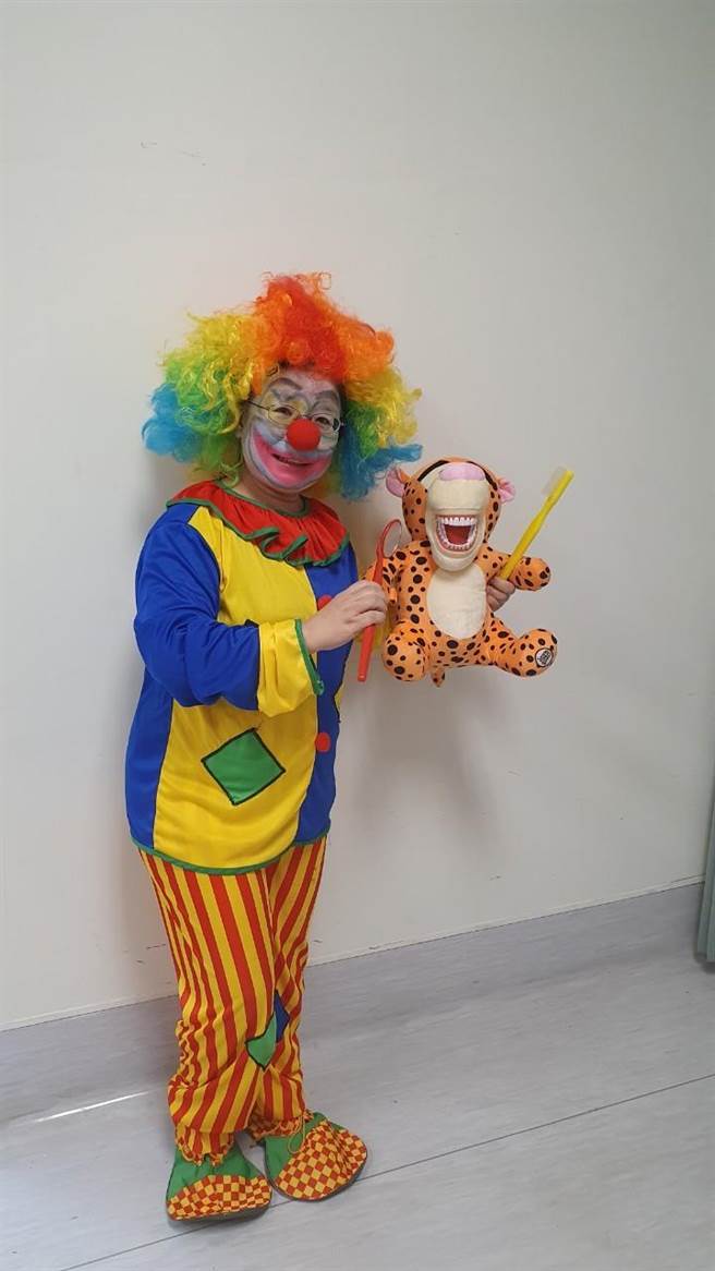 新北市立八里爱心教养院保健组长陈毓珍扮小丑医师宣导口腔卫教。（社会局提供）