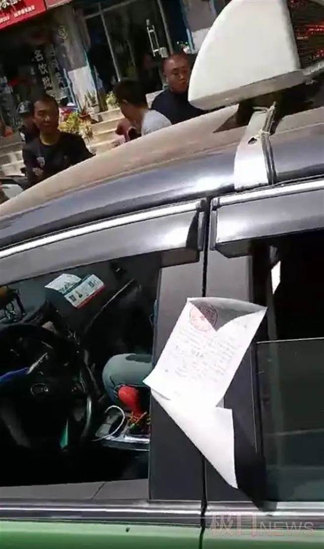 西安計程車運將車內猝死，交警照貼罰單。（極目新聞）