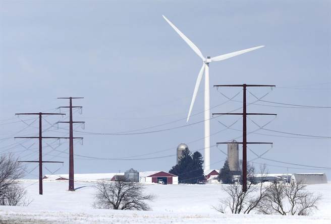 德州在今年2月遇到大風雪，可再生能源超量生電，但是對缺電幫助不大。(圖/威斯康辛州立雜誌)