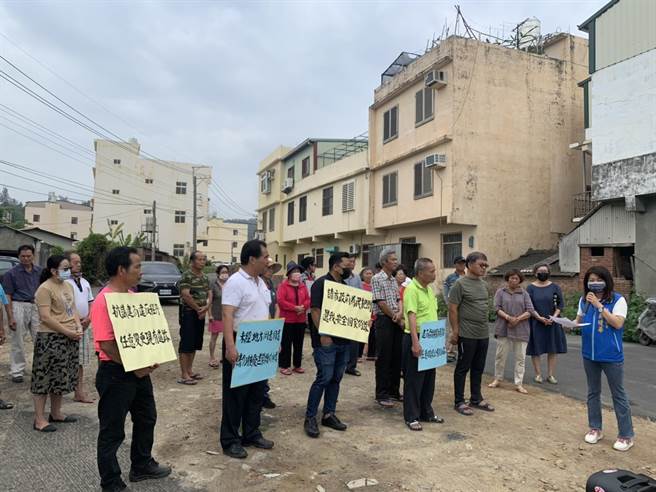 台中市大肚区王福街530巷旁道路遭建商违法废改道，当地居民忧心引发行车安全疑虑，要求恢復原状。(林欣仪摄)