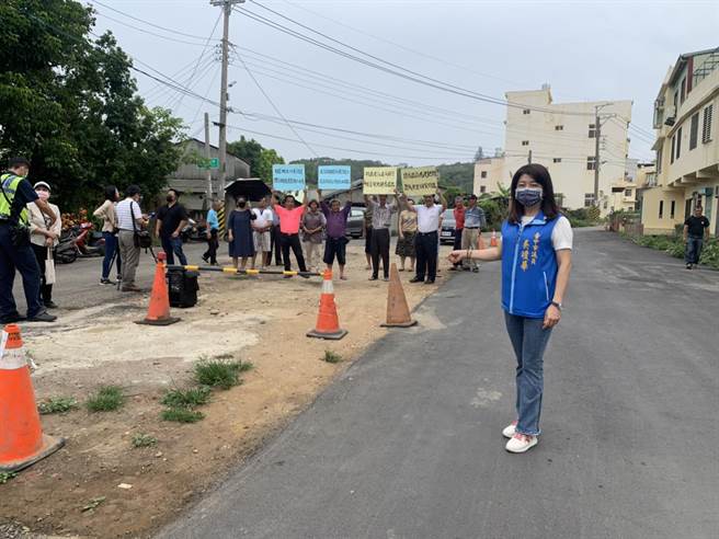 台中市大肚区王福街530巷旁道路遭建商违法废改道，当地居民忧心引发行车安全疑虑，要求恢復原状。(林欣仪摄)