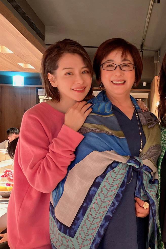 徐若瑄和媽媽感情好，母女倆常一起參加聚會。（徐若瑄提供）
