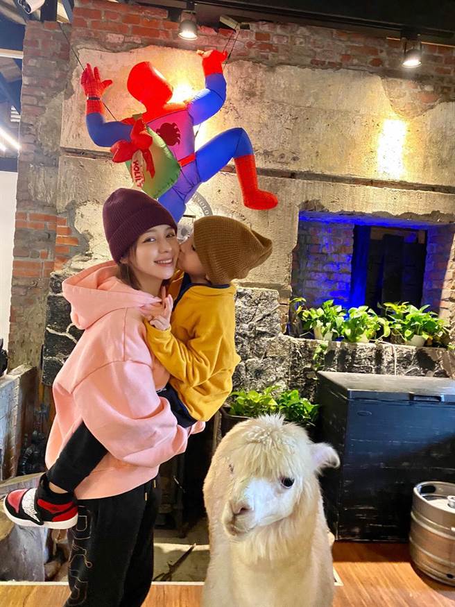 徐若瑄回新加坡和兒子Dalton一起過母親節，願望是希望和家人平安相聚。（徐若瑄提供）