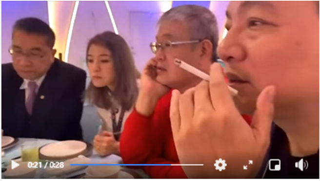 徐国勇（图片最左者）、赵映光（图片最右者）28秒同桌影片曝光。（图／取自「国民党立法院党团」脸书）