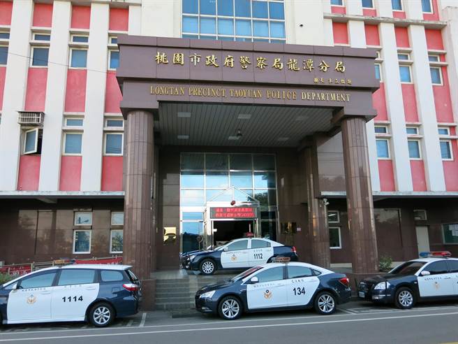 桃园市42岁吴姓男子，本月1日晚间10时许，开车行经龙潭区公园路时，与37岁骑乘机车的庄姓男子发生对撞车祸，因撞击力道猛烈，庄男在送医前已无呼吸心跳死亡。（翻摄自脸书）