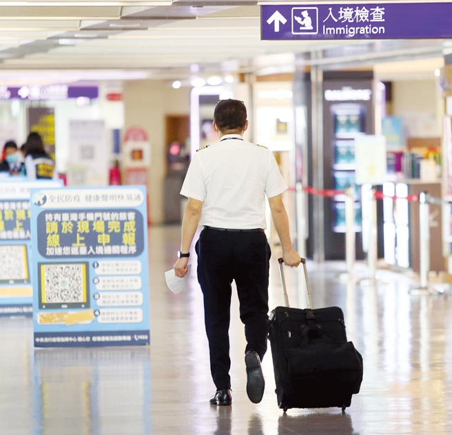 卫福部长陈时中2日公布，国内新增一例境外移入及四例本土病例，本土病例里有三例是防疫旅馆染疫员工的家人，一例是染疫机师的家人。图／本报资料照片