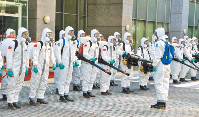 華航機師與諾富特飯店員工染疫風暴未歇，2日派出陸軍三三化學兵群到華航園區全面消毒。圖為化學兵列隊行前教育、檢查防護裝備。（陳麒全攝）