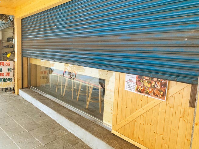案1136曾到永和「72度C舒肥健康餐」用餐，2日下午已拉下铁门暂停营业。（王扬杰摄）