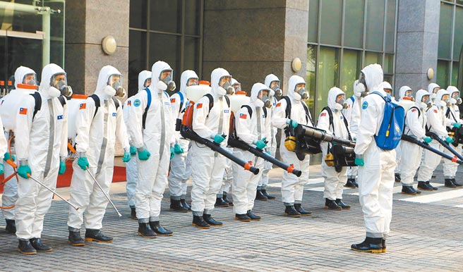 化學兵在執行消毒作業前，先做好自我安全防護，並檢查測試消毒用機具及行前教育。（陳麒全攝）