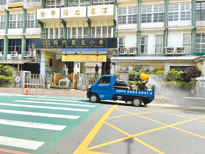 桃园市清洁稽查大队长罗文林表示，学校外墙属于大面积范围，会出动消毒车协助清消。图非事件发生学校。（姜霏摄）
