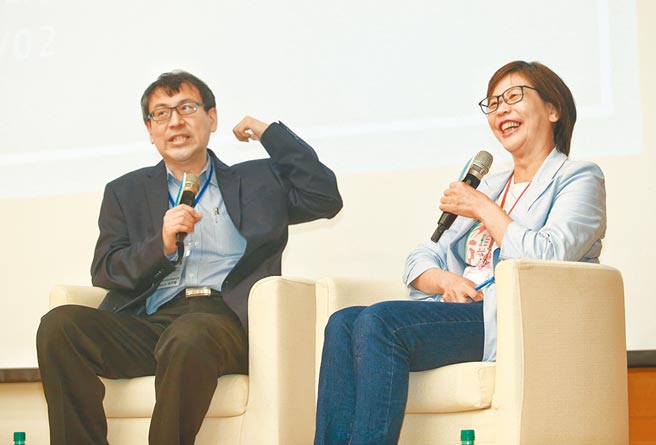 民眾党2日举行「未来能源转型」研讨会，邀请立委蔡壁如（右）与行政院能源及减碳办公室副执行长林子伦（左）对谈，就我国未来能源发展趋势进行探讨。（陈信翰摄）