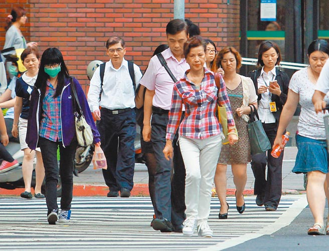 劳退新制施行后，若劳工选择在同一单位任职，符合劳基法退休要件，仍可请领劳退旧制退休金，但请求权时效仅5年。（本报资料照片）