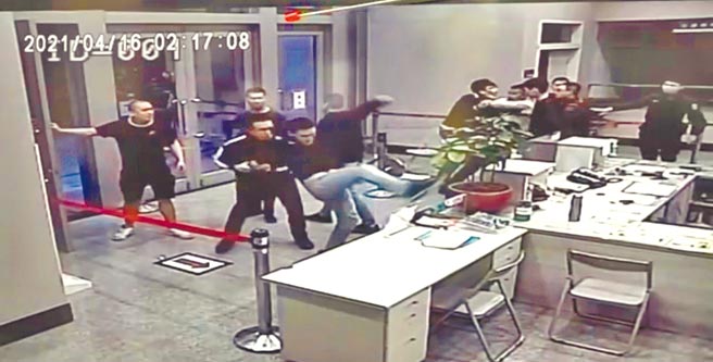 台北市警察局长陈嘉昌在检察官同意下，终于公布当初被中崙派出所所长误删的关键96秒画面。图为黑衣人衝入中崙派出所，一度用脚踹向桌子。（翻摄自台北市警察局提供画面）