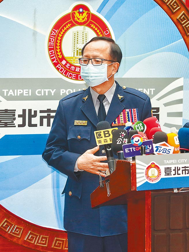 台北市警局2日由局长陈嘉昌亲自举行记者会率同仁为引发的风波表达歉意，并公布关键的96秒监视器画面。（陈信翰摄）