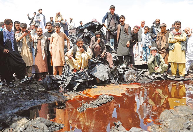 阿富汗首都喀布尔北部5月1日晚间发生油罐车爆炸事故，引发加油站起火，造成9人死亡、至少14人受伤，火势一直延烧到2日。事故发生后，不少民眾聚集在事故现场围观。（路透）