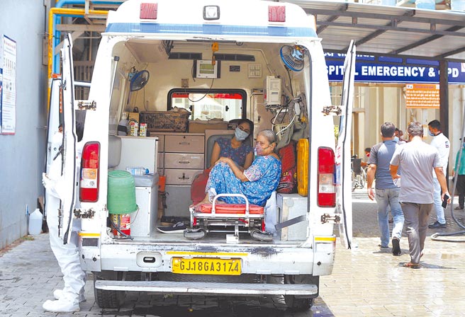 印度新冠疫情肆虐，当地制氧机和呼吸器严重缺货。图为古吉拉特邦艾哈迈达巴德市，一名新冠患者只能在救护车上吸氧。（新华社）