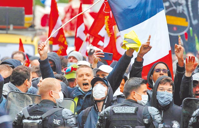在这个属于劳工的日子，法国各工会在各地举办约3百场五一活动，全国超过10万人走上街头。（路透）