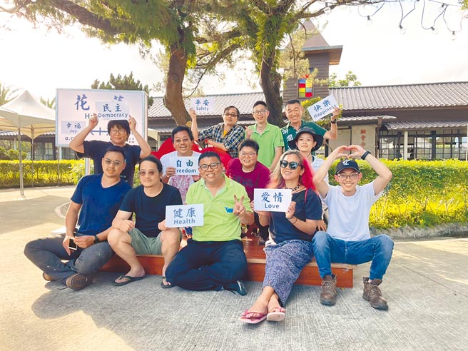 9個在地品牌成立「鐵了心共營團隊」，無償進駐花蓮鐵道文化園區到年底，盼能藉由民間創意，重現當年風華。（多羅滿賞鯨公司提供／羅亦晽花蓮傳真）