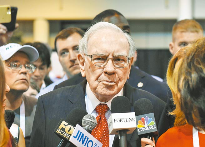 股神巴菲特日前出席旗下柏克夏海瑟威公司2021年度股东大会，他表明对中国经济发展前景，抱有乐观态度。图为他2016年出席股东大会受访画面。（新华社）