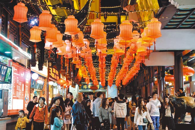 大陆2021年全国消费促进月1日正式开跑，聚焦首发、品牌、夜间等三大经济主题。图为上海豫园入夜后仍然人潮满街的盛况。（新华社）