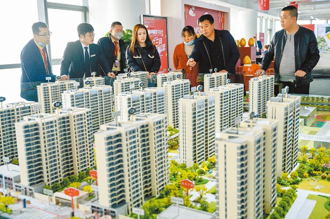 大陆房市降温迹象开始显现。相关报告显示，4月全大陆整体新房找房热度单月下跌5.7％。其中一线城市热度单月下跌12.1％。（中新社）