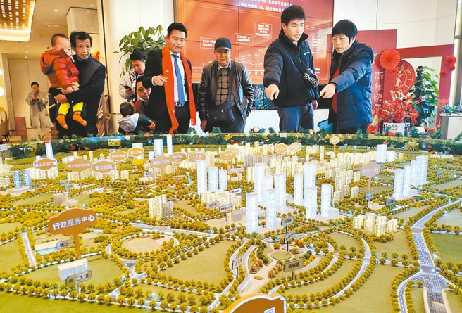 大陆国家统计局3月发布的70个大中城市二手房和新房价格指数中，35个三线城市仍有10个城市二手房价格低于1年前。（中新社）