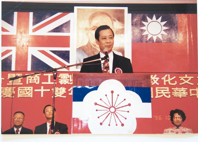 前驻港代表郑安国，曾于1995年至1999年期间派驻香港。图为1997年前，其在港举办庆祝双十国庆活动，活动背板清晰可见中华民国国号及国旗。（郑安国提供）