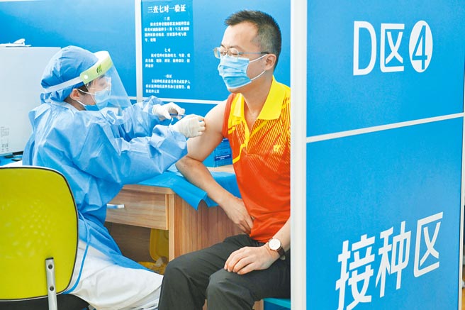 香港新冠疫苗臨床事件評估專家委員會共同召集人孔繁毅2日表示，接種科興新型冠狀病毒疫苗後患顏面神經麻痺者較多為男性，大部分可能在接種後48小時內發生，但目前無直接證據證明患病與施打疫苗有關。圖為廣州市民接種疫苗。（中新社）