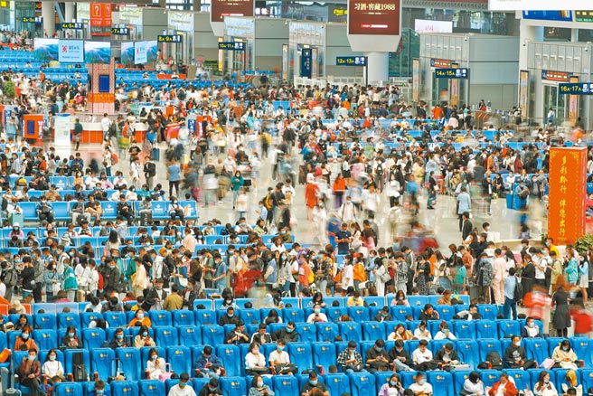 大陆「五一」有5天长假，不少人利用此机会返乡，各地火车站挤满人潮。图为旅客在贵阳北站候车。（中新社）