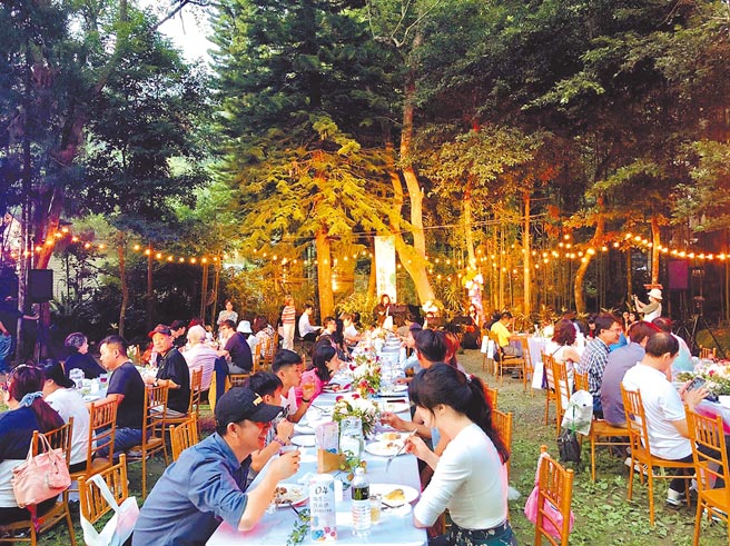 参山处举办南庄花卉节，首推星空音乐餐宴，在南庄花园民宿举行，现场气氛相当浪漫。（参山处提供／谢明俊苗栗传真）