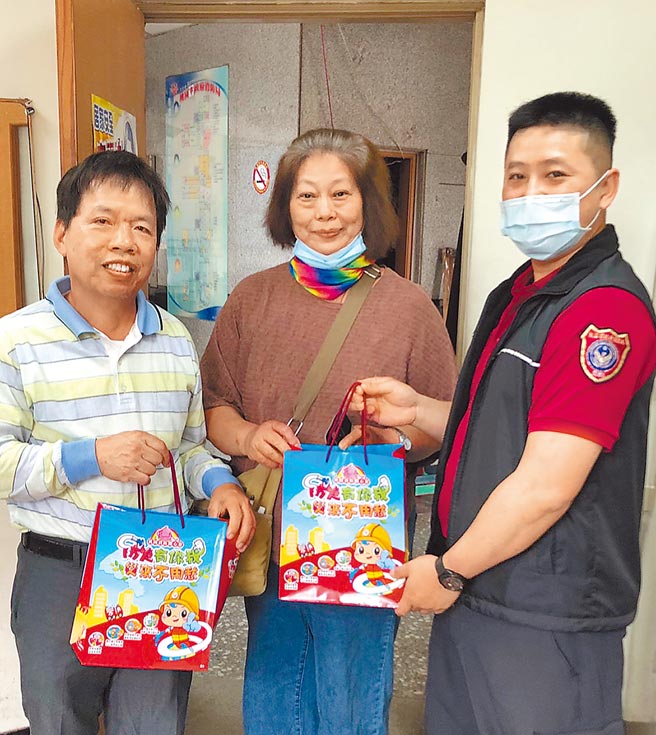 李姓婦女（中）因母親遺願是希望感謝曾助她就醫的消防隊員，李因此在母親節前夕，到八德消防分隊，致贈65個蛋糕。（八德分隊提供／賴佑維桃園傳真）