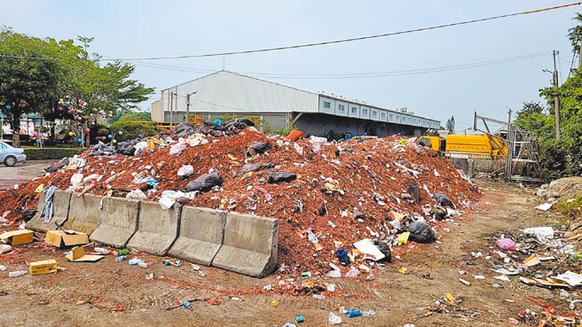 雲林縣北港媽祖遶境，2天清出上百噸鞭炮屑。（北港鎮公所提供／張朝欣雲林傳真）
