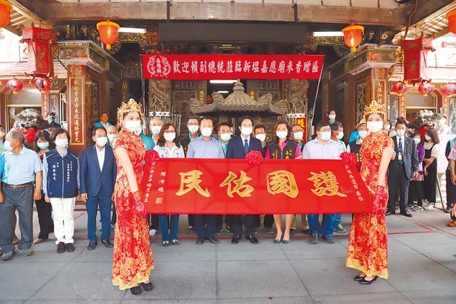 副總統賴清德（中）2日到嘉義縣布袋鎮新塭嘉應廟贈匾。（張亦惠攝）