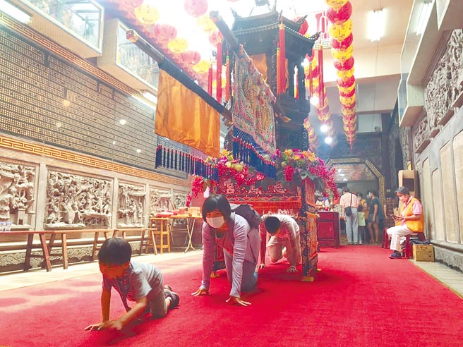 屏东慈凤宫今年復办「躜轿脚」后的首日即吸引千人抢躜，为此，庙方将活动时间延长至妈祖生，方便祝寿信徒躜轿消灾祈福。（谢佳潾摄）
