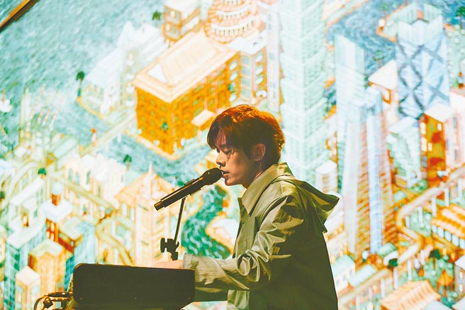 告五人的云安自弹自唱，献出钢琴处女秀。（相信音乐提供）