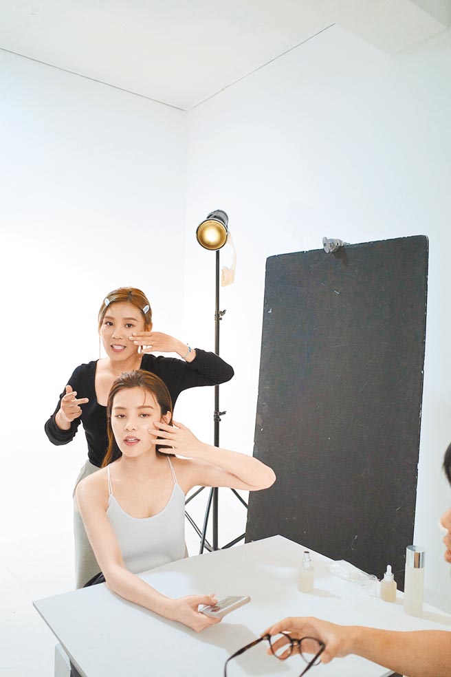 李佳薇（后）与妹妹全心打造保养品牌。（Je Dare 提供）