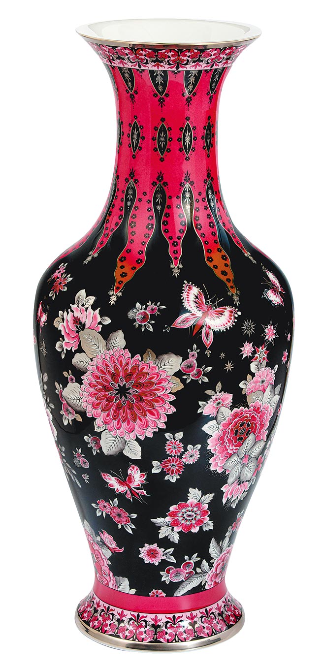 花开万年枝花瓶，以黑色釉料为底，洋溢中国情调，以铂金入画勾勒银线图案，挑战高难度的彩绘技巧。（国裕精品提供）