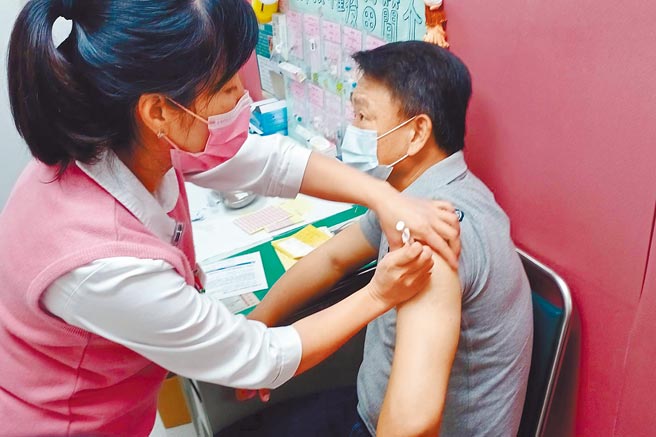 身兼6抢1奥运棒球资格赛中华队总教练的洪一中（右），2日中职赛后赴联合医院和平院区接种疫苗。（中华职棒提供）