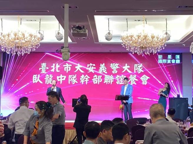 台北市警察局长陈嘉昌出席义警餐会，抵达前，餐厅柜臺被丢掷上千只蟑螂。他上台演唱〈黄昏的故乡〉，曲毕得知案情，随即赶往中山分局彻夜坐镇指挥侦办。（取自李燕芳脸书）