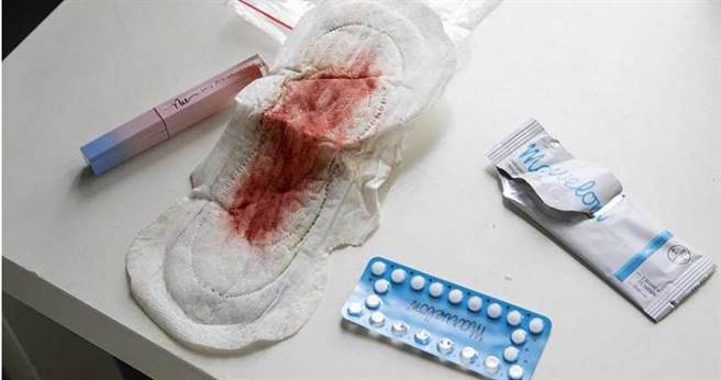 阮女来台后，以口红涂卫生棉这种伎俩来规避和丈夫行房，甚至还被找出避孕药。（图／宋岱融摄）