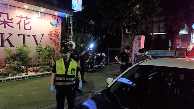 鳥松區一家KTV 4日凌晨2時許發生酒客鬧事，警方獲報到場處理。（翻攝照片／林瑞益高雄傳真）