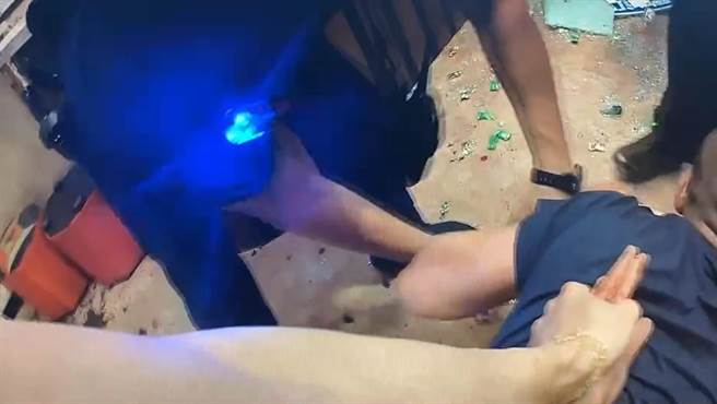 張姓男子藉著酒意在KTV胡來，警方到場將他制伏。（翻攝照片／林瑞益高雄傳真）